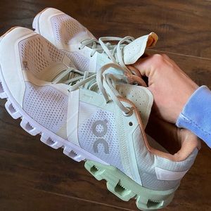 On Cloudflow Running Shoe